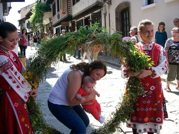 Чаршията в Търново посреща туристи с Еньова амброзия