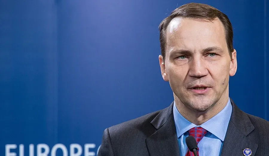 Изкараха запис, в който полският външен министър критикува Камерън