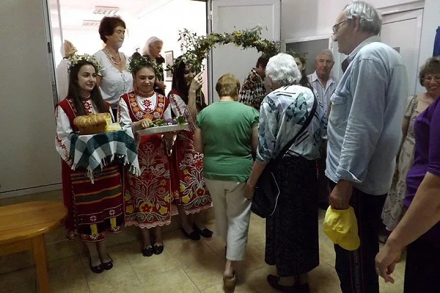 Китка от еньовски билки за здраве получиха кърджалийци