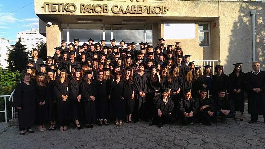 Абитуриенти от Кърджали се премениха в тоги за дипломирането си