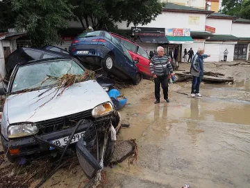Три самосвала в помощ на варненци изпратиха заралии