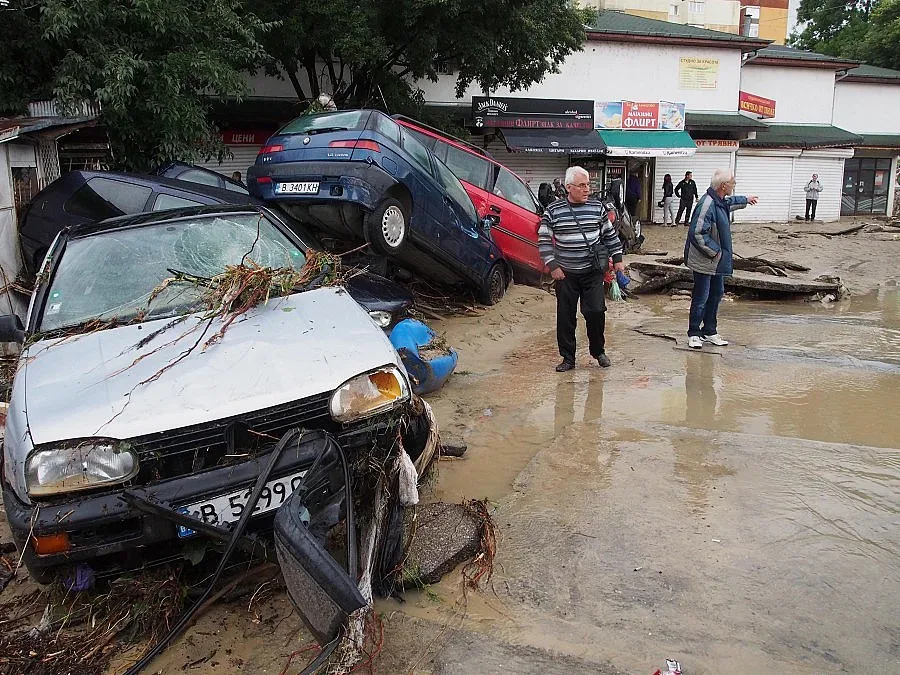 Три самосвала в помощ на варненци изпратиха заралии