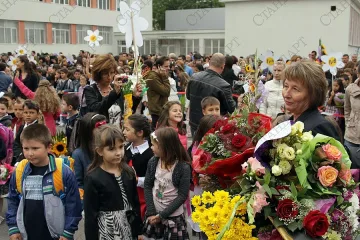 Вдигат заплатите на 24 000 учители