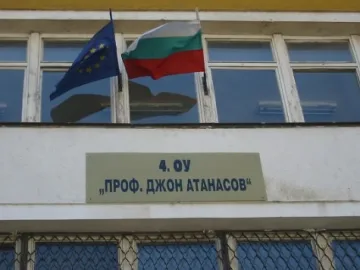  Учители и родители бягат от директорка