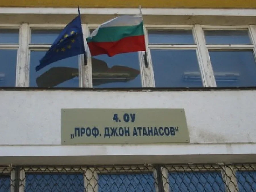  Учители и родители бягат от директорка