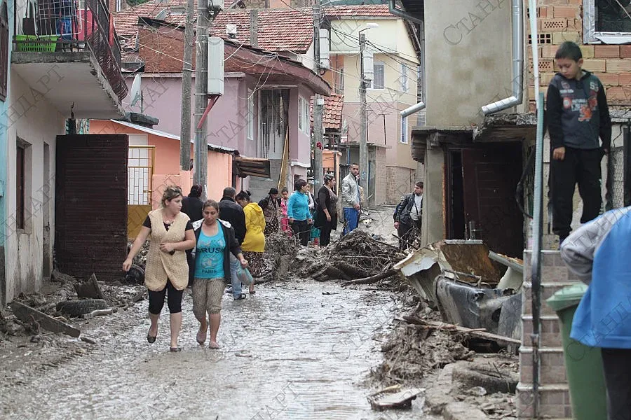 Пет екипа описват щетите в Аспарухово
