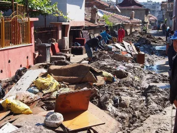 Евакуират 20 къщи заради свлачище (ОБЗОР)