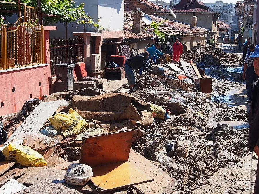 Евакуират 20 къщи заради свлачище (ОБЗОР)