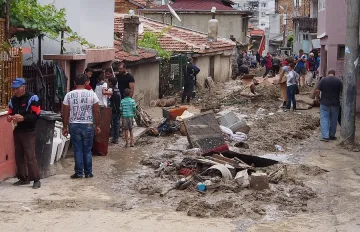 Принудително евакуират хора във Варна 