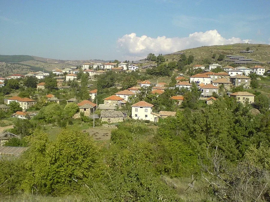 Придошла река подкопа път