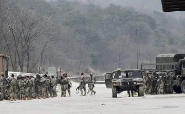 В Южна Корея издирват войника, застрелял петима свои 