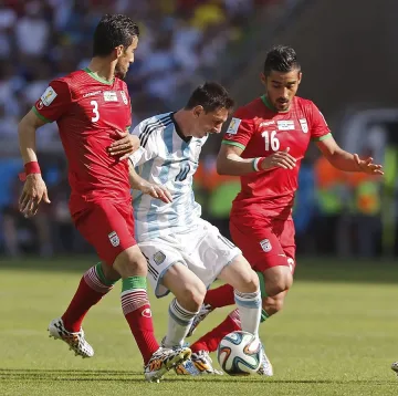 Меси спаси Аржентина накрая, бой с бутилки преди мача