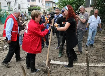 Комисар Хан обеща помощ на Кристалина (ОБЗОР)