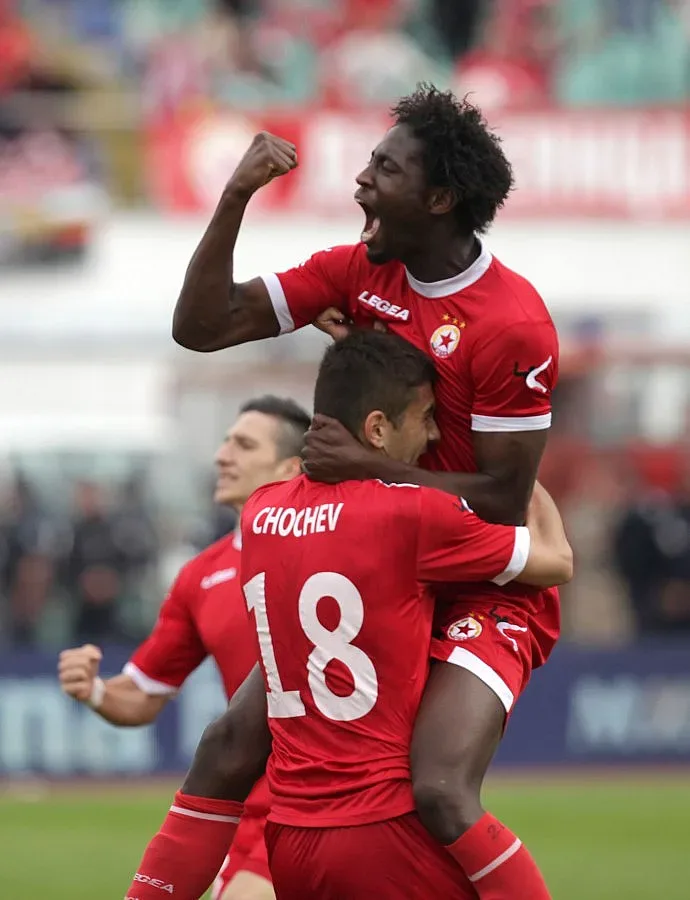 Скочиха да бият Менди и Косоко 