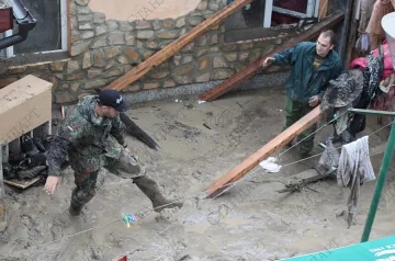 БСП дарява минерална вода на пострадалите