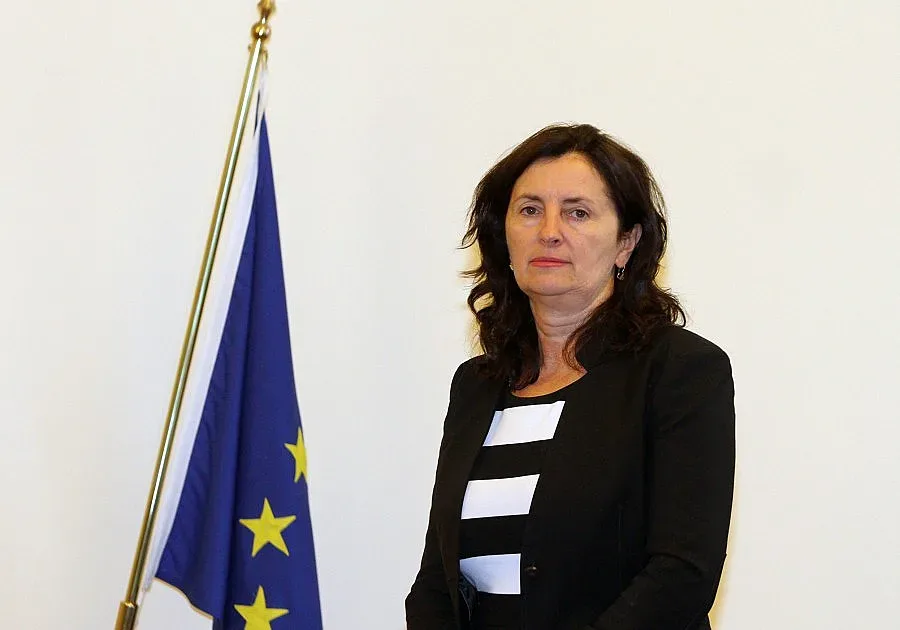 Бобева: Хората няма да загубят нито лев