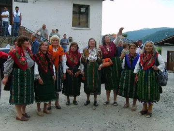 Нашенци и чужденци майсторят Еньовски венци