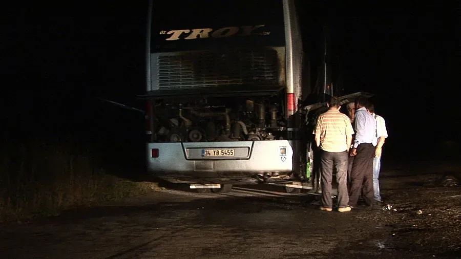 Пътнически автобус пламна в движение