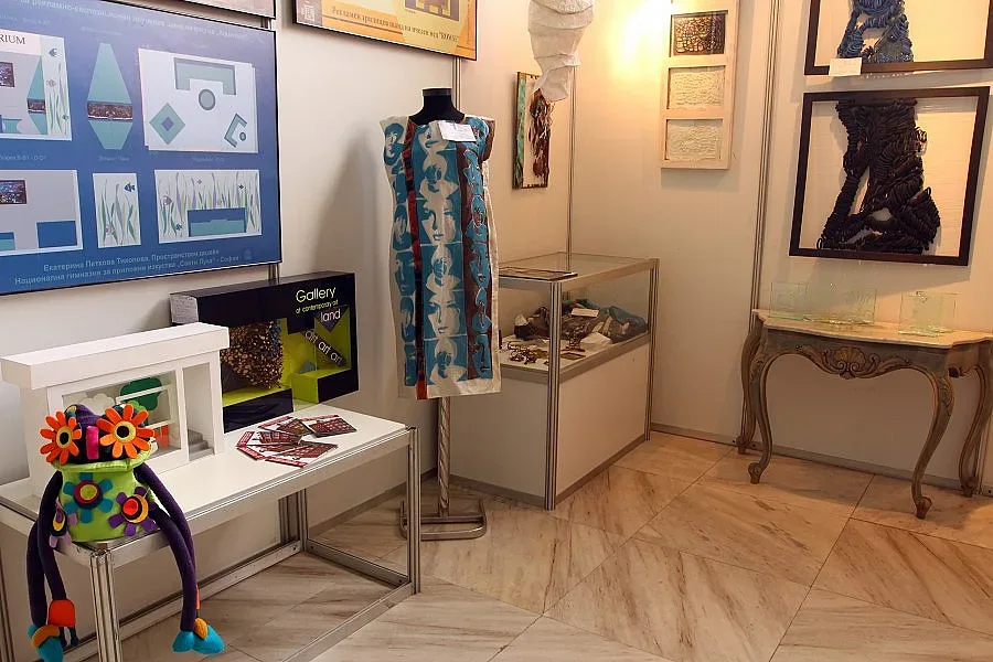 Тийнове окупираха НДК