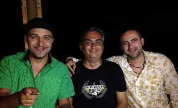 Румънеца, Енчев и Кметъла пуснаха общо парче