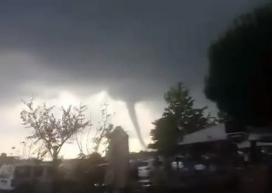 Торнадо мина през източното крайбрежие на Истанбул