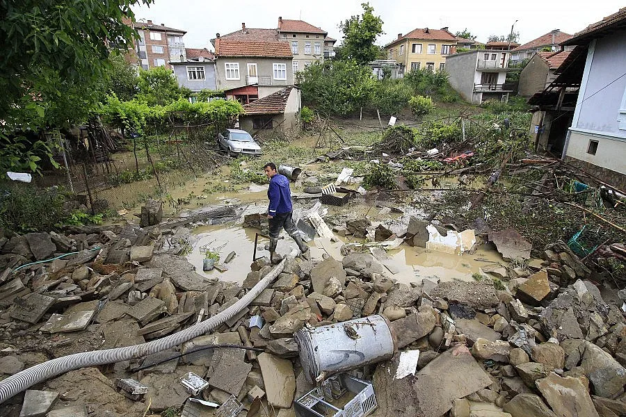 Спасиха четирима бедстващи край Дебелец