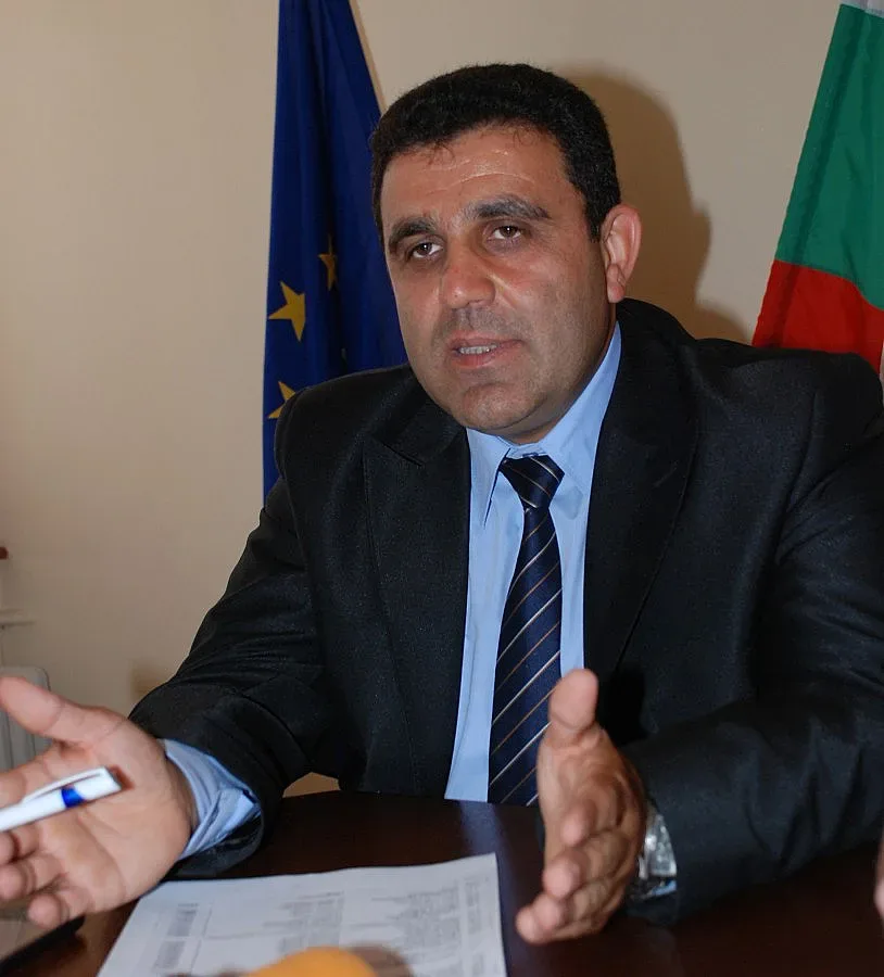 Пазят скъсана дига до с. Срем