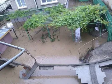 Евакуират туристи oт Албена заради наводнени хотели