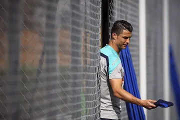 Роналдо "скача и стреля" на тренировки 