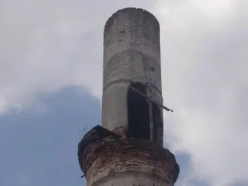 Вандали побиха кръст на минарето на джамия