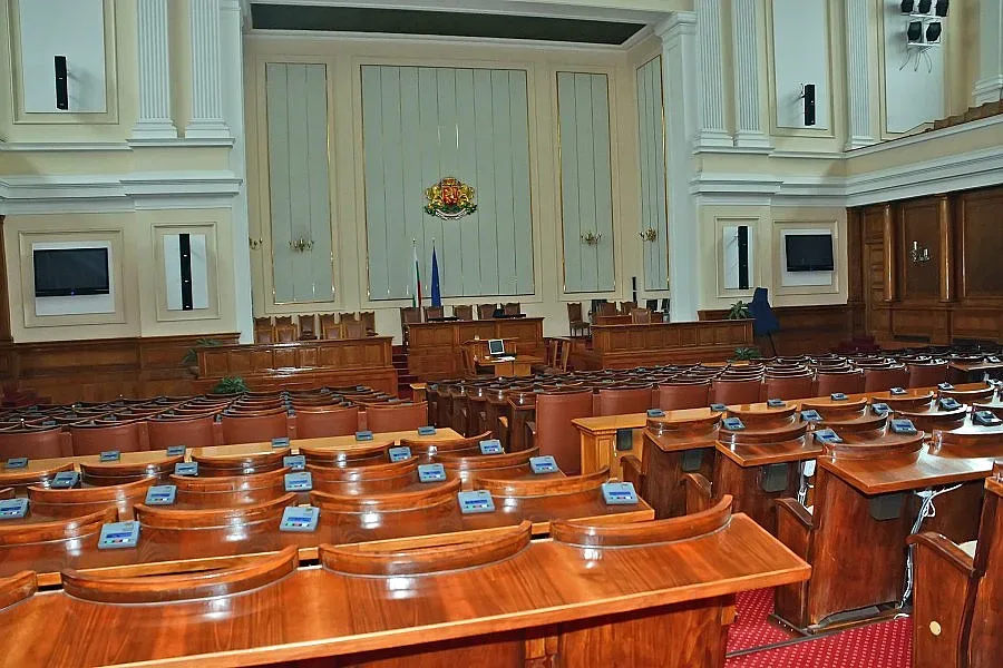 Парламентът почете жертвите с минута мълчание