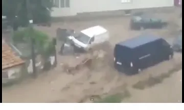 ВИДЕО: Потопът отнася коли и микробуси