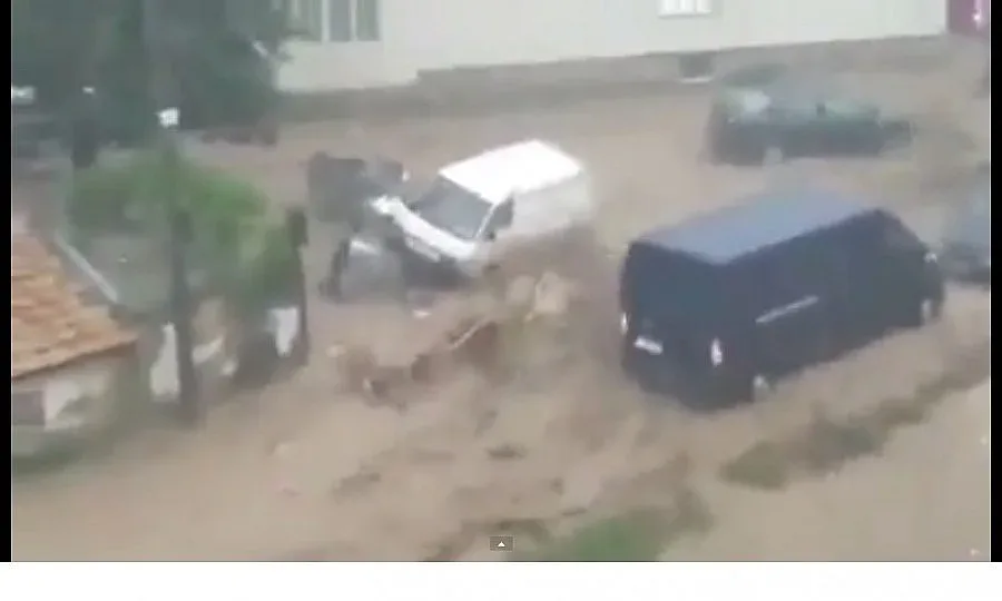 ВИДЕО: Потопът отнася коли и микробуси