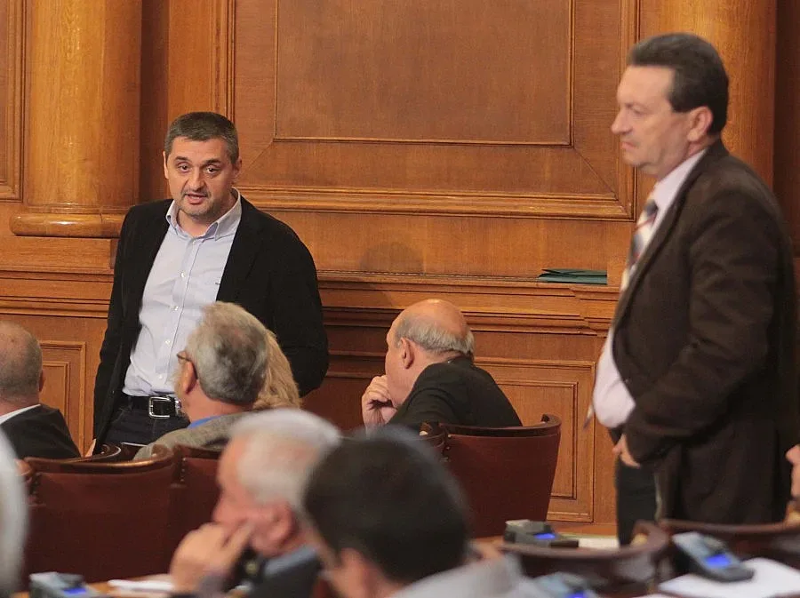 Цървули вляво, кинжали вдясно