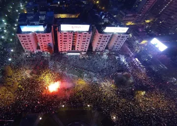 Испания плаче: Абдикация (ОБЗОР)