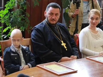 Дете с тумор дари пари на болно хлапе