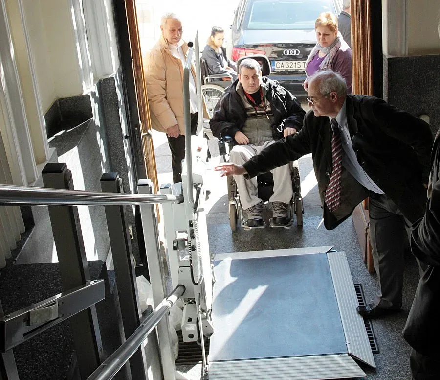 Мотаят болни за помощи