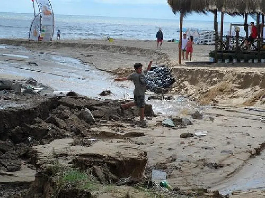 Бурята отнесе плажове