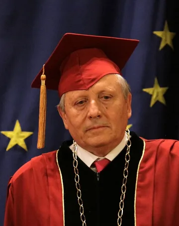 Академикът дипломат