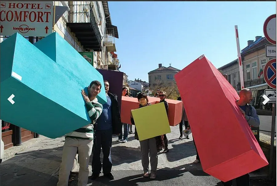 Актьори играят етюди в градския транспорт във Велико Търново