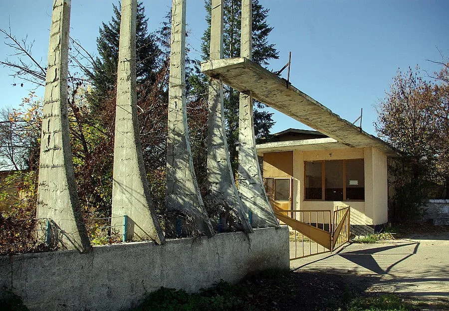 Събарят летището в Божурище