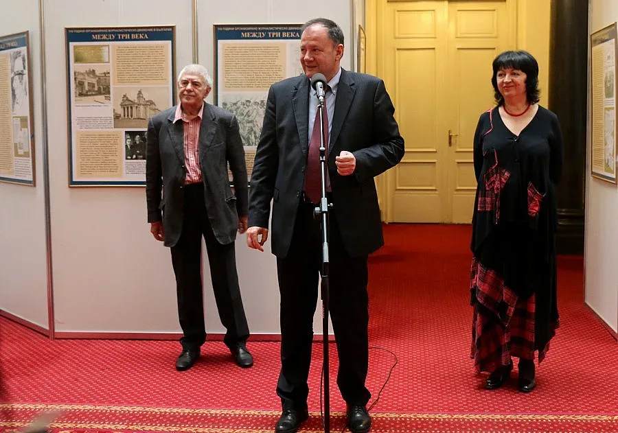 Откриха изложбата "Между три века" в парламента