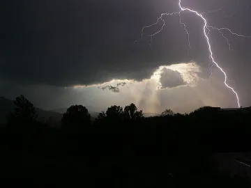 Мълния изпепели половината автогара във Върбица 