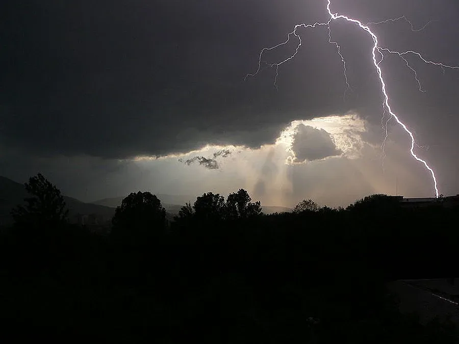 Мълния изпепели половината автогара във Върбица 