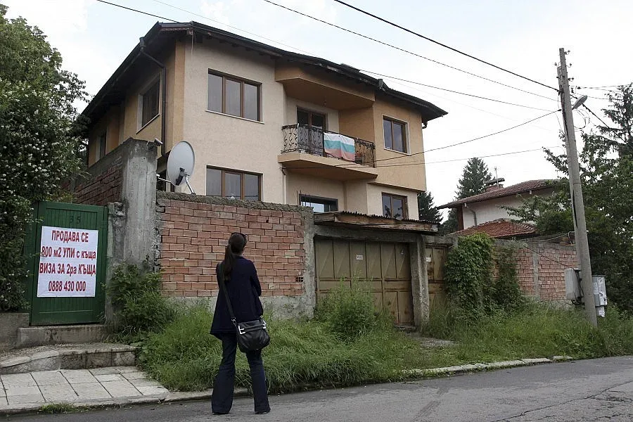 ОБЗОР: Бомба в двора на Демби