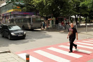 Цветни зебри и „лежащи полицаи" обезопасяват пешеходците