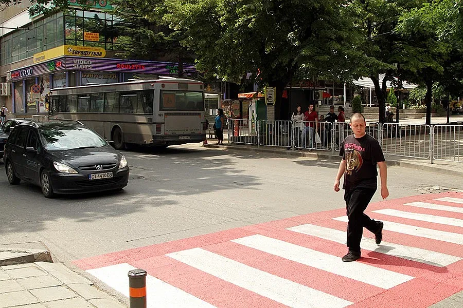 Цветни зебри и „лежащи полицаи" обезопасяват пешеходците