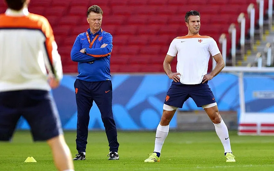 Сити почва срещу Нюкасъл, Ван Гаал срещу "лебедите", Куман на "Анфийлд