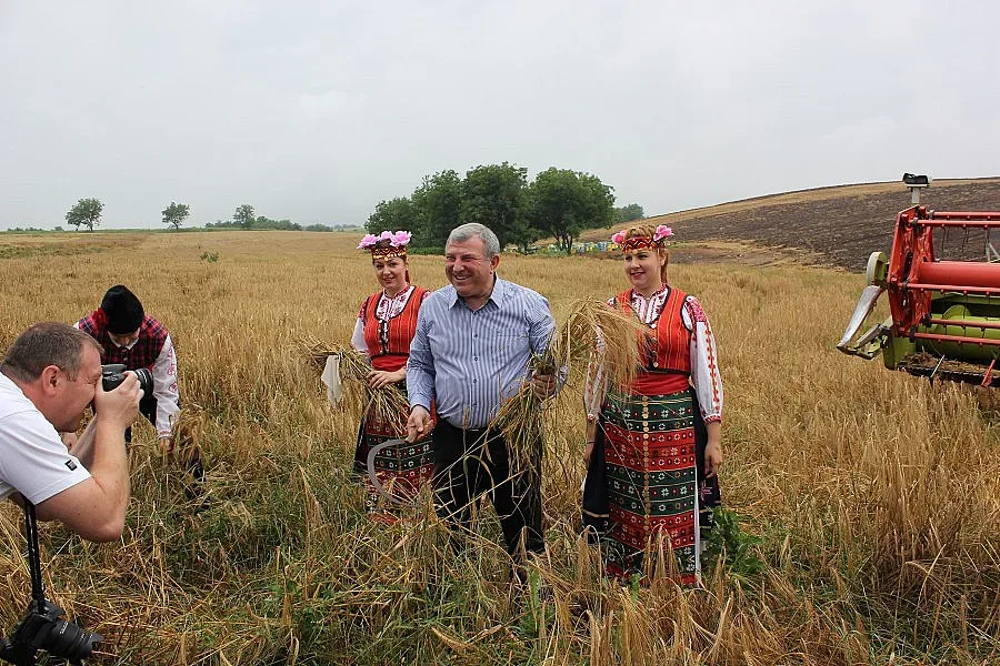 Министър Греков започна жътвата на ръка