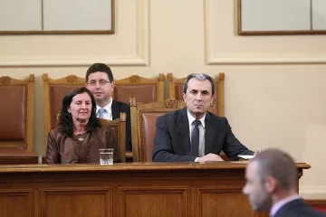 Отрязаха наполовина делегация до Джакарта